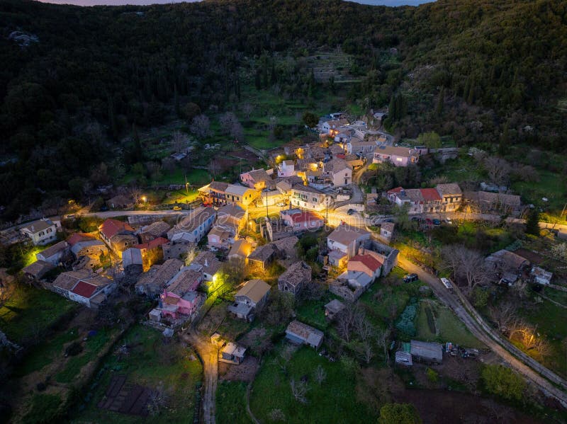 Vue aérienne d'un charmant village à la tombée de la nuit. photographie stock libre de droits