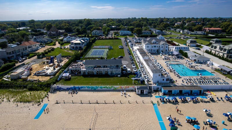 Vue aérienne d'un complexe hôtelier en bord de mer photo stock