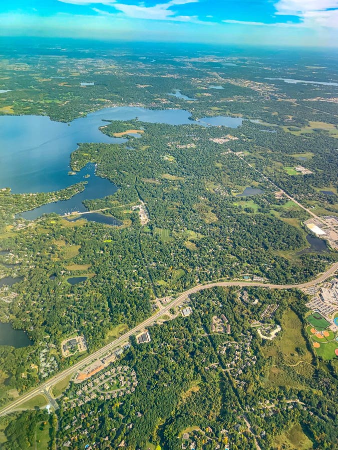 Vue aérienne d'un développement urbain densément boisé photos stock