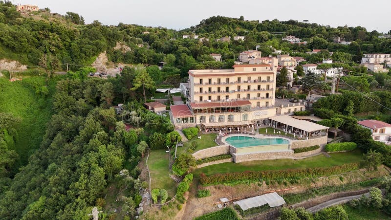 Vue aérienne d'un hôtel infrastructure avec piscine situé dans la région de sorrento campania de l'italie europe 4k drone footage banque de vidéos