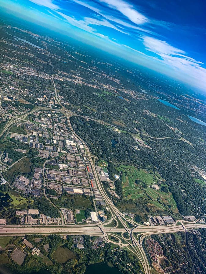 Vue aérienne d'un important échange de trafic complexe dans un développement urbain dense et boisé photo libre de droits