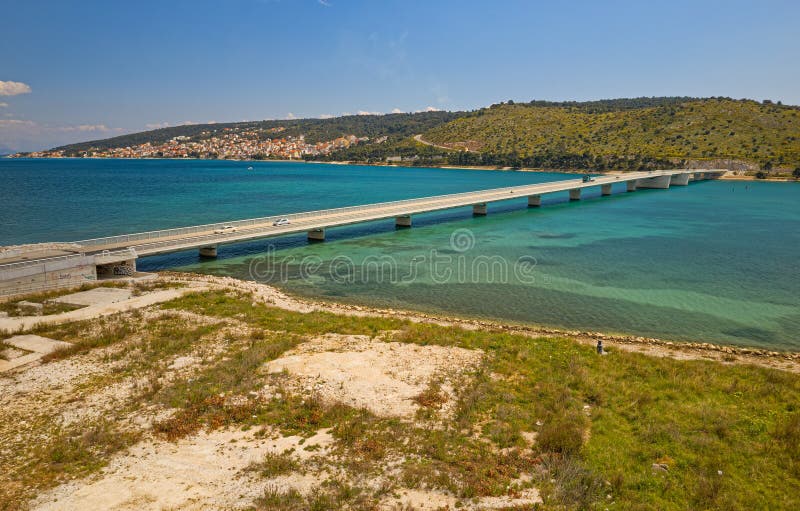 Vue aérienne d'un long pont au-dessus d'une île de mer ciovo en croatie images stock