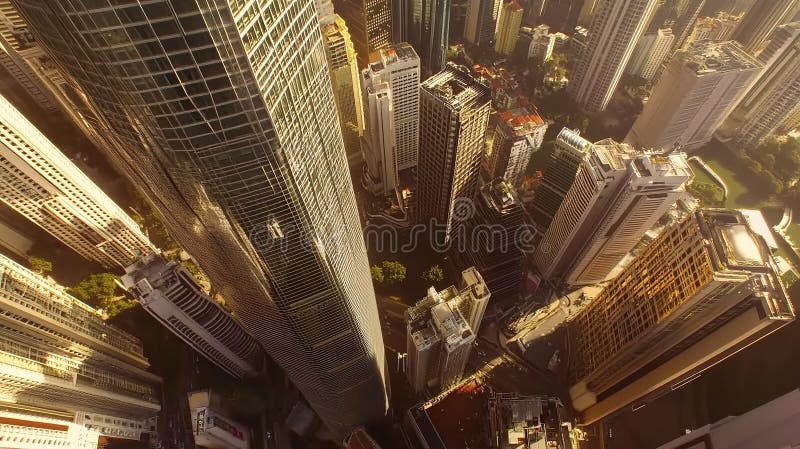 Vue aérienne d'un paysage urbain animé présentant des gratte-ciel imposants sous un soleil radieux dans un images libres de droits