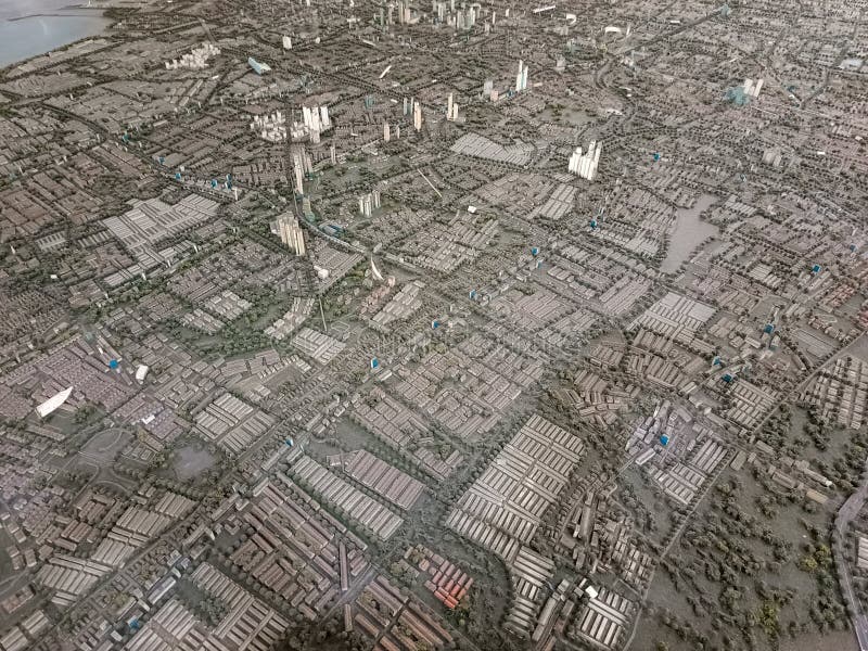 Vue aérienne d'un paysage urbain densément peuplé en Indonésie. Le réseau complexe de routes image libre de droits