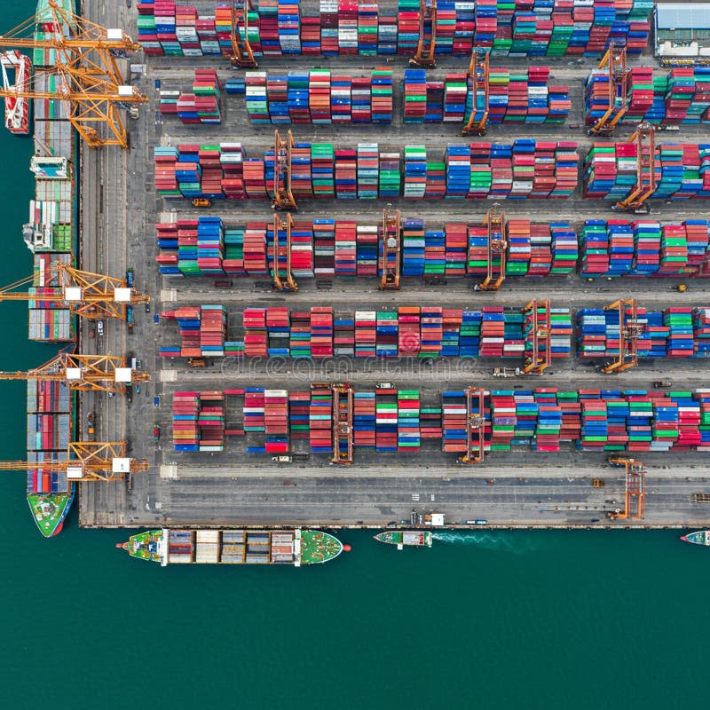 Vue aérienne d'un port d'expédition animé avec des rangées d'expédition multicolore illustration de vecteur