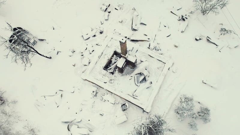 Vue aérienne d'un poêle détruit en hiver une grande cheminée sort. clips vidéos