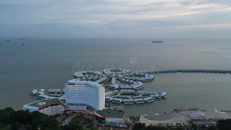 Vue aérienne d'un resort conçu comme une fleur d'hibiscus situé à port dickson negeri sembilan banque de vidéos