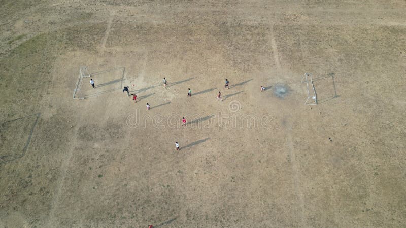 Vue aérienne d'un terrain de football dans la Thaïlande rurale. banque de vidéos