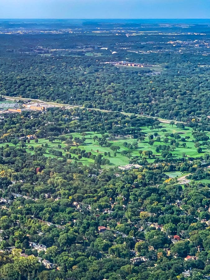 Vue aérienne d'un terrain de golf dans une zone urbaine densément boisée photographie stock libre de droits