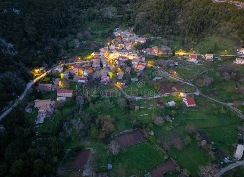 Vue aérienne d'un village de charme à Dusk photographie stock