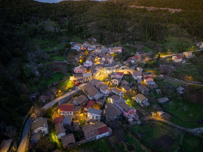 Vue aérienne d'un village illuminé au crépuscule. image libre de droits