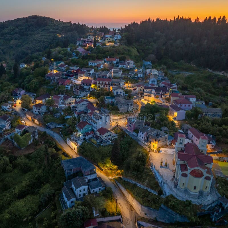 Vue aérienne d'un village pittoresque au coucher du soleil photographie stock