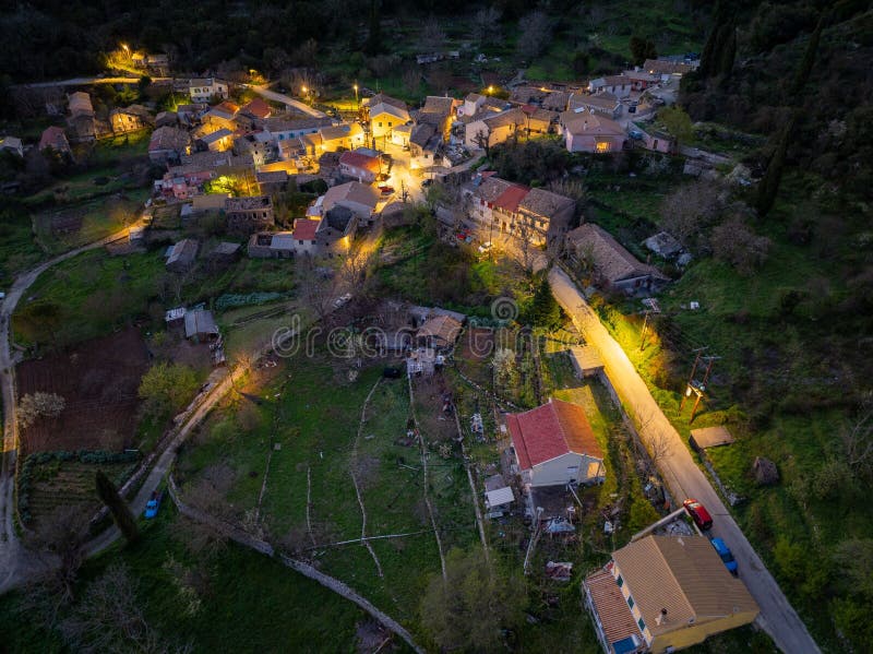 Vue aérienne d'un village pittoresque à crépuscule. photographie stock libre de droits