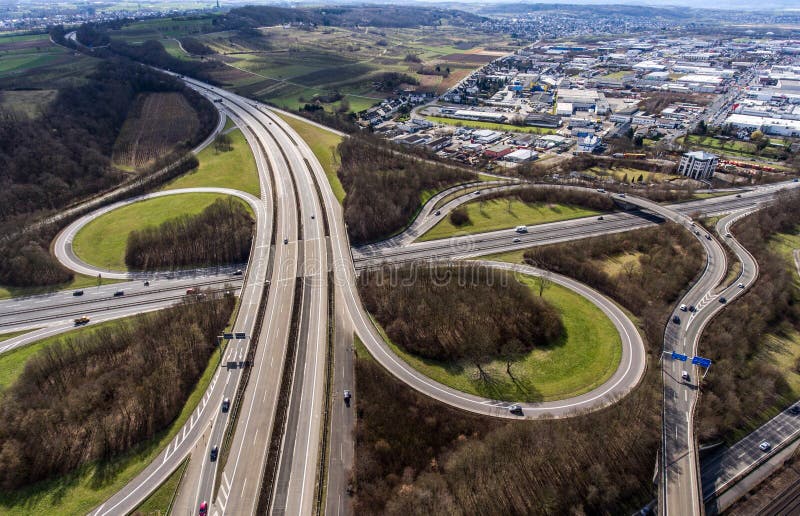 Vue aérienne d'une intersection de route avec un échange Allemagne Coblence de trèfle-feuille photos libres de droits Vue aérienne d'une intersection de route avec un échange Allemagne Coblence de trèfle-feuille photos libres de droits