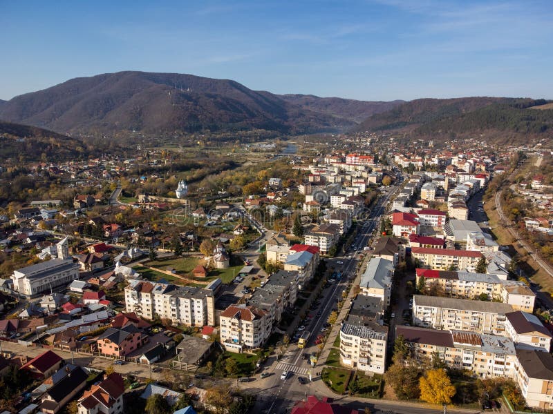 Vue aérienne d'une petite ville avec de nombreux bâtiments du nord de la roumanie