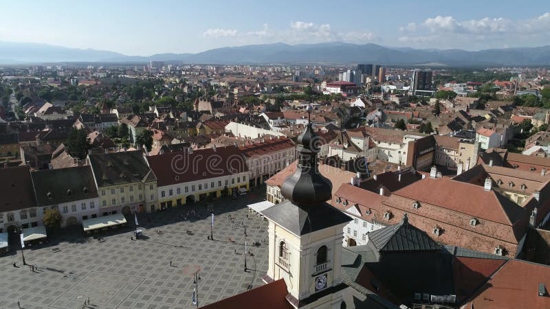 Vue aérienne d'une place de la ville le matin ensoleillé clips vidéos