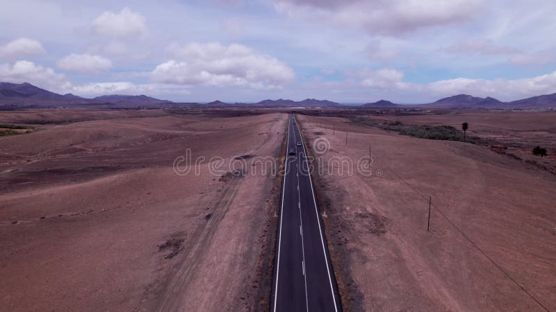 Vue aérienne d'une route droite à travers le paysage aride Fuerteventura banque de vidéos