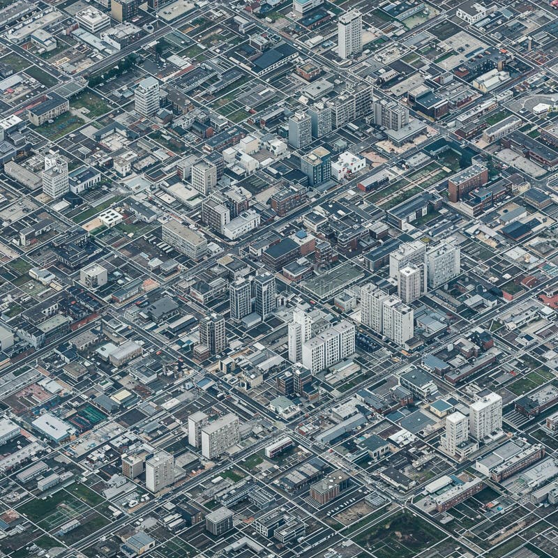 Vue aérienne d'une zone urbaine densément peuplée avec un aménagement urbain en forme de grillage. Le photo libre de droits