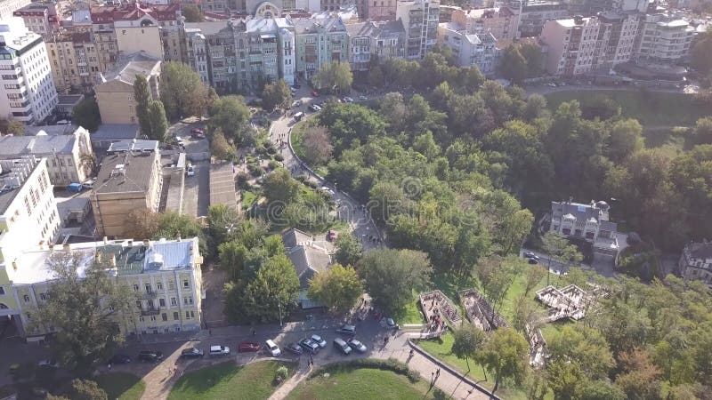 Vue aérienne d'été pour en évolution l'allée dans un parc près du musée hystory à Kiev, Ukraine banque de vidéos