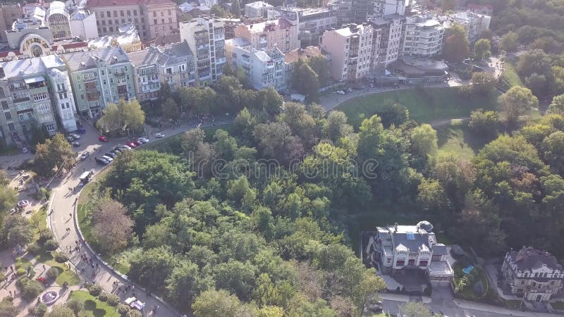 Vue aérienne d'été pour en évolution l'allée dans un parc près du musée hystory à Kiev, Ukraine banque de vidéos