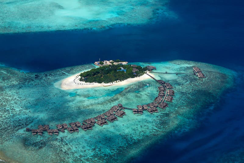 Vue aérienne d'île-hôtel tropicale des Maldives de paradis avec le fond de tourisme d'océan de bleu de turquoise de récif co images stock Vue aérienne d'île-hôtel tropicale des Maldives de paradis avec le fond de tourisme d'océan de bleu de turquoise de récif co images stock