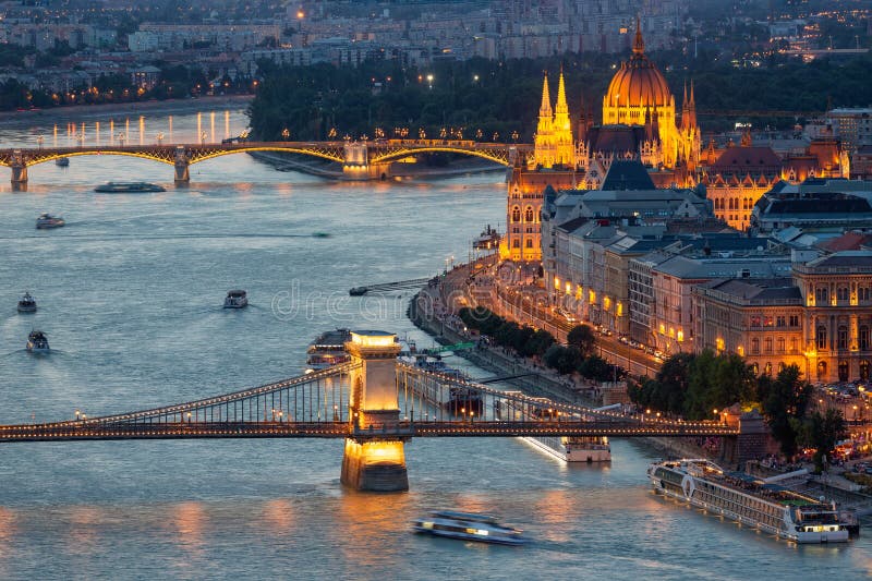 Vue aérienne Danube Budapest avec le Pont des Chaînes et le Parlement photos stock Vue aérienne Danube Budapest avec le Pont des Chaînes et le Parlement photos stock