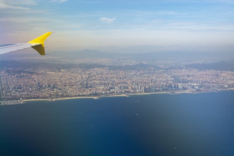 Vue aérienne de Barcelone avec l'aile et le port de ligne aérienne de Vueling photos libres de droits Vue aérienne de Barcelone avec l'aile et le port de ligne aérienne de Vueling photos libres de droits