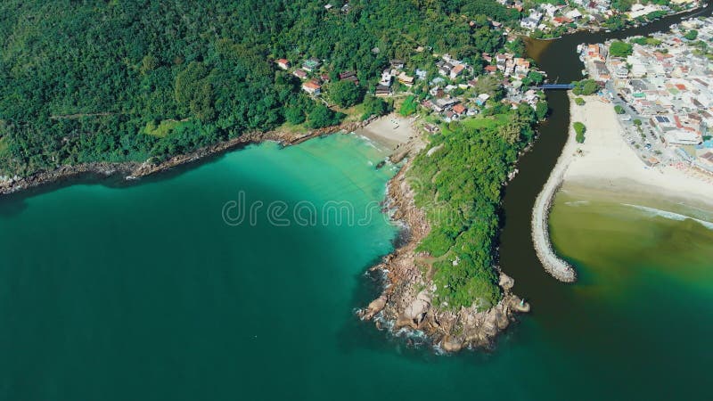 Vue aérienne de barra da lagoa avec canal fluvial et plage océan à florianopolis banque de vidéos