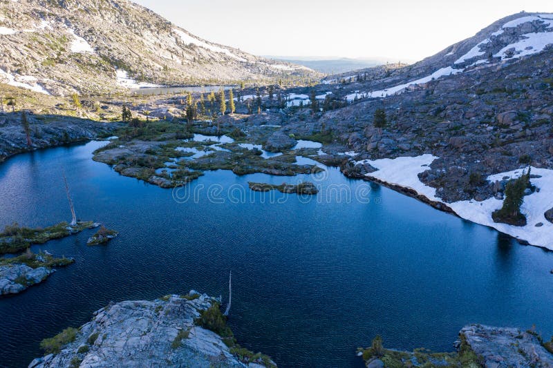 Vue aérienne de beau lac mountain en Californie du nord image libre de droits Vue aérienne de beau lac mountain en Californie du nord image libre de droits