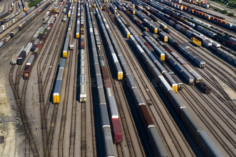 Vue aérienne de beaucoup de véhicules de train sur des pistes image libre de droits Vue aérienne de beaucoup de véhicules de train sur des pistes image libre de droits