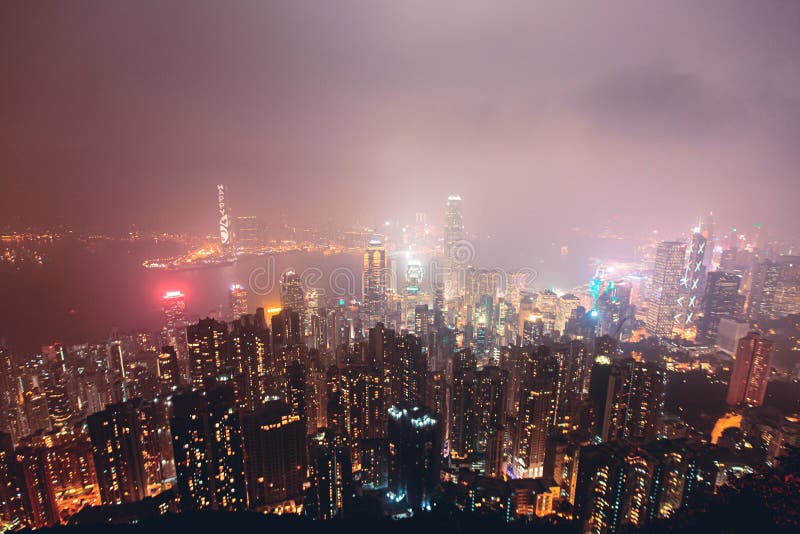 Vue aérienne de bel été grand-angulaire superbe de l'horizon d'île de Hong Kong, port de Victoria Bay, avec des gratte-ciel, ciel photo stock Vue aérienne de bel été grand-angulaire superbe de l'horizon d'île de Hong Kong, port de Victoria Bay, avec des gratte-ciel, ciel photo stock
