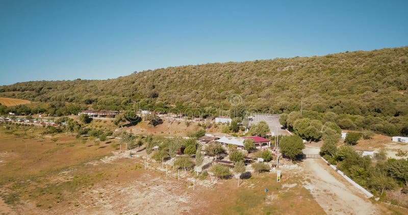 Vue aérienne de bourdon au-dessus de camping sur le rivage de lac banque de vidéos