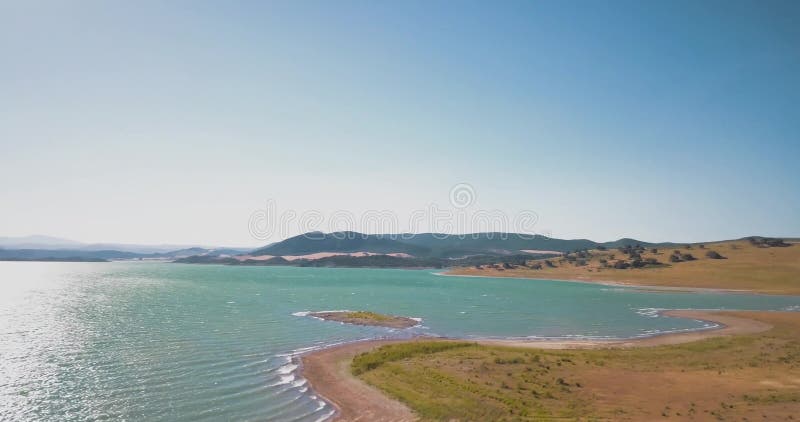 Vue aérienne de bourdon au-dessus de camping sur le rivage de lac banque de vidéos