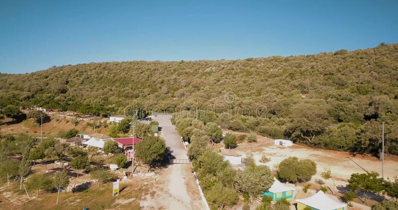 Vue aérienne de bourdon au-dessus de camping sur le rivage de lac banque de vidéos