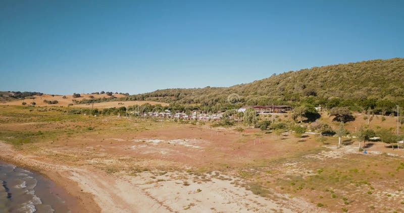 Vue aérienne de bourdon au-dessus de camping sur le rivage de lac banque de vidéos