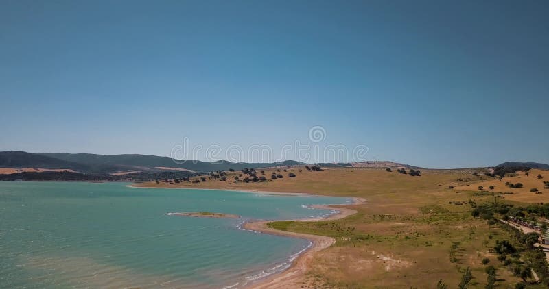 Vue aérienne de bourdon au-dessus de camping sur le rivage de lac banque de vidéos