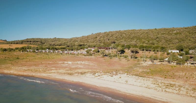Vue aérienne de bourdon au-dessus de camping sur le rivage de lac banque de vidéos