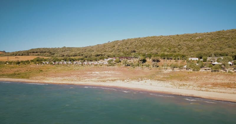 Vue aérienne de bourdon au-dessus de camping sur le rivage de lac banque de vidéos