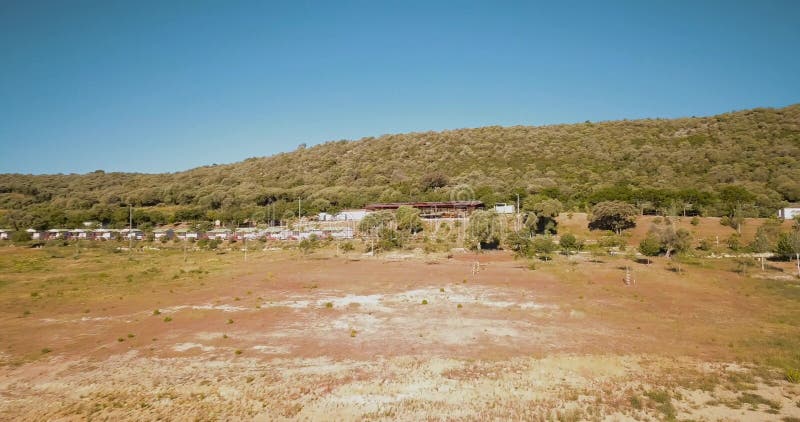 Vue aérienne de bourdon au-dessus de camping sur le rivage de lac banque de vidéos