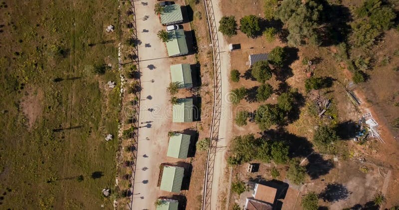 Vue aérienne de bourdon au-dessus de camping sur le rivage de lac clips vidéos