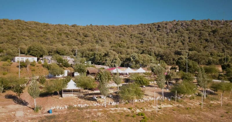 Vue aérienne de bourdon au-dessus de camping sur le rivage de lac clips vidéos
