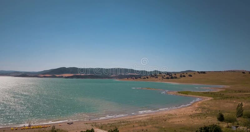 Vue aérienne de bourdon au-dessus de camping sur le rivage de lac clips vidéos