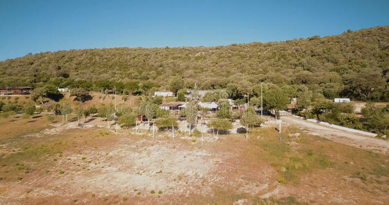 Vue aérienne de bourdon au-dessus de camping sur le rivage de lac banque de vidéos