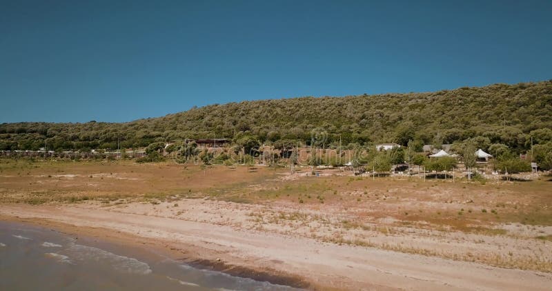 Vue aérienne de bourdon au-dessus de camping sur le rivage de lac clips vidéos