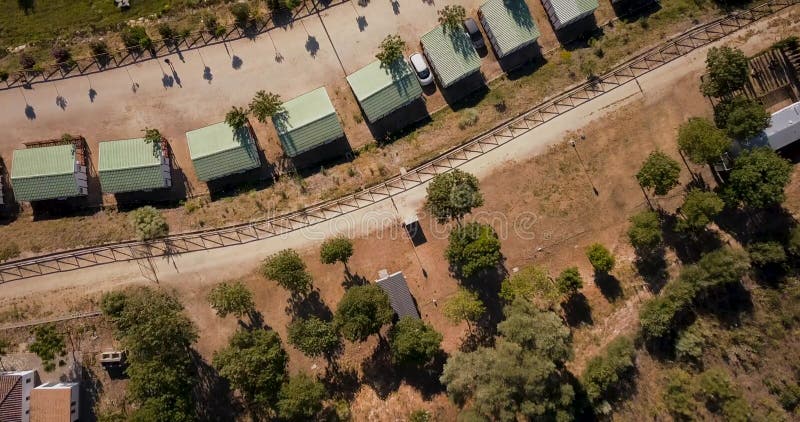 Vue aérienne de bourdon au-dessus de camping sur le rivage de lac clips vidéos