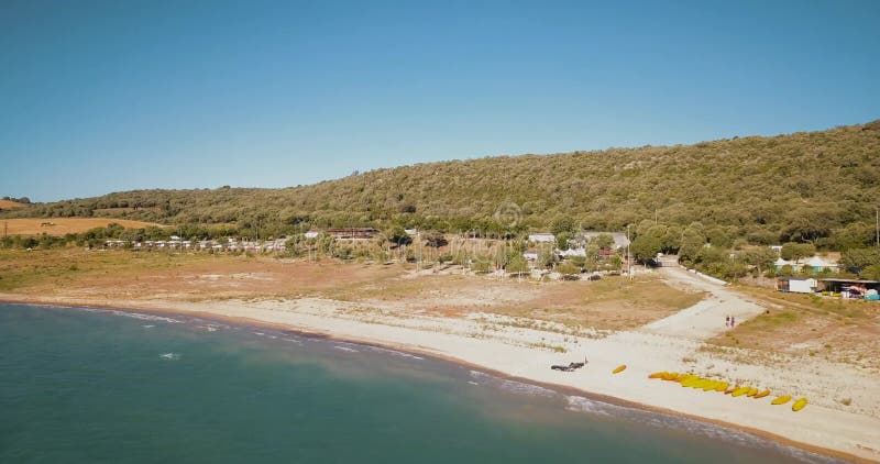 Vue aérienne de bourdon au-dessus de camping sur le rivage de lac clips vidéos