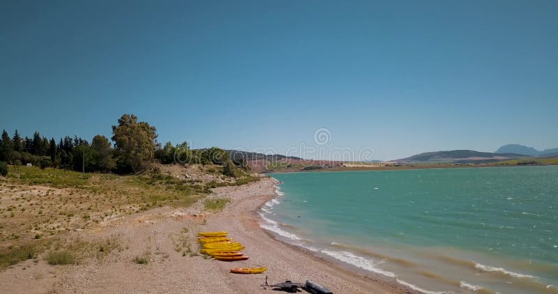 Vue aérienne de bourdon au-dessus de camping sur le rivage de lac banque de vidéos