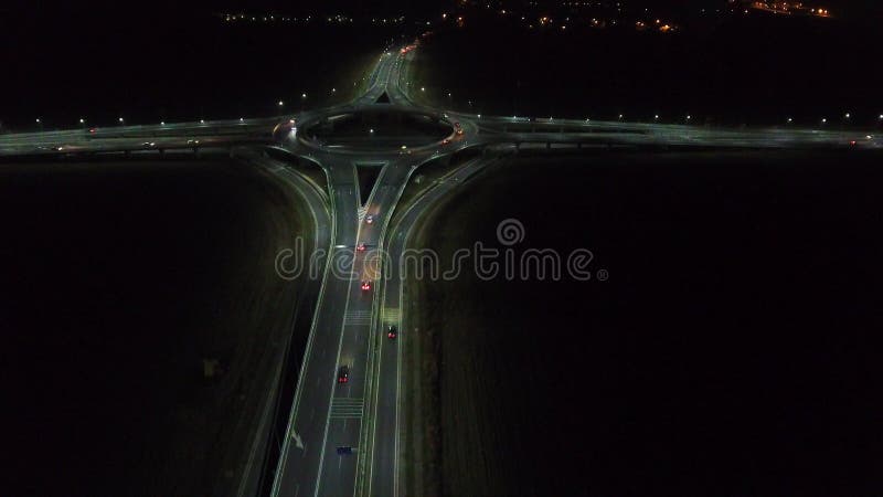 Vue aérienne de bourdon au-dessus d'un rond point, nuit banque de vidéos