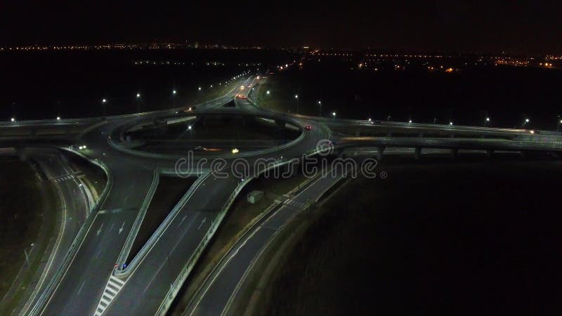 Vue aérienne de bourdon au-dessus d'un rond point, nuit banque de vidéos