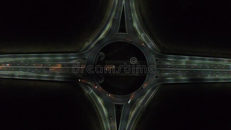 Vue aérienne de bourdon au-dessus d'un rond point, nuit banque de vidéos